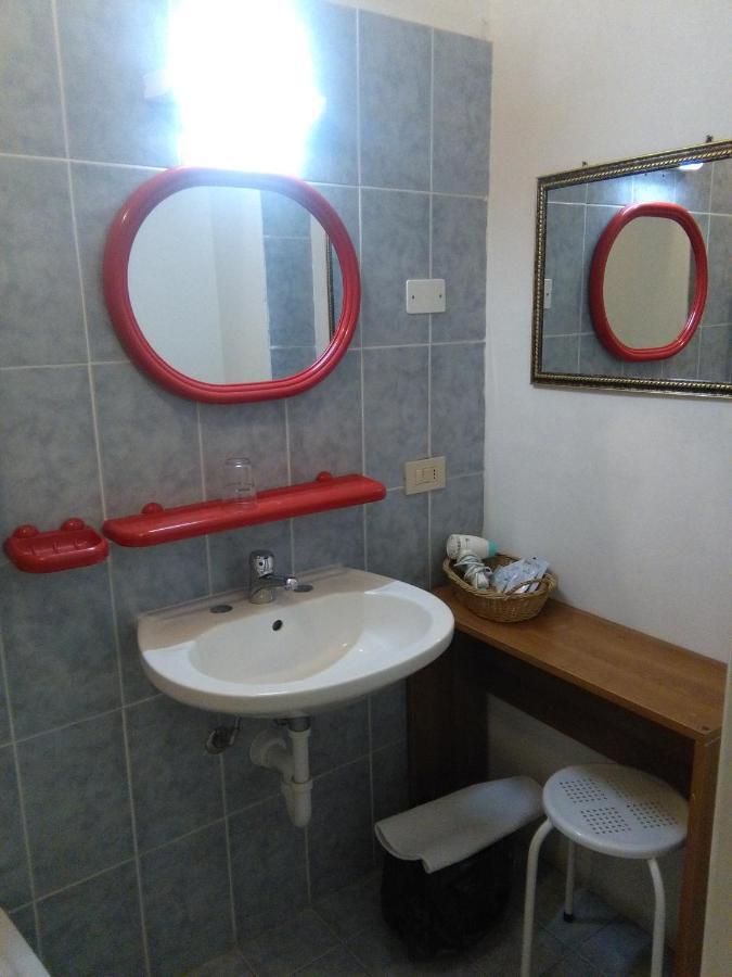 Hotel Holiday Center Finale Ligure Exterior foto